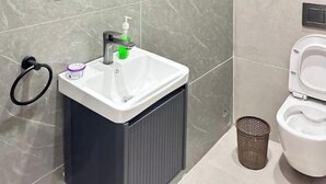 Bathroom - Comfort & Convenience in a Well-Located Apartment (Accra)