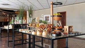 Un buffet con diverse pietanze e bevande.