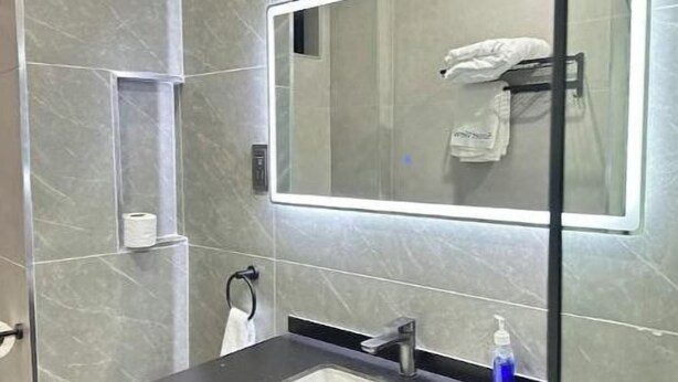 Bathroom - Central, Comfortable & Convenient Apartment Retreat (Accra)