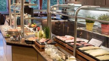 Ein Bereich mit einem Buffet und verschiedenen Speisen sowie Beilagen.