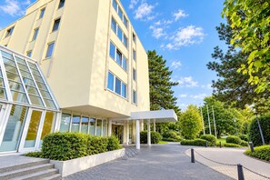 Hotel Exterior [summer]