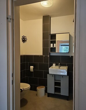 Dusj, hårføner og håndklær