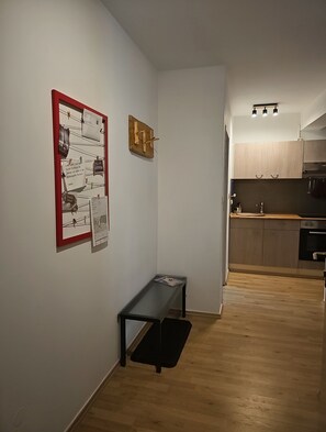 Una cocina moderna con armarios de madera y un horno empotrado.
