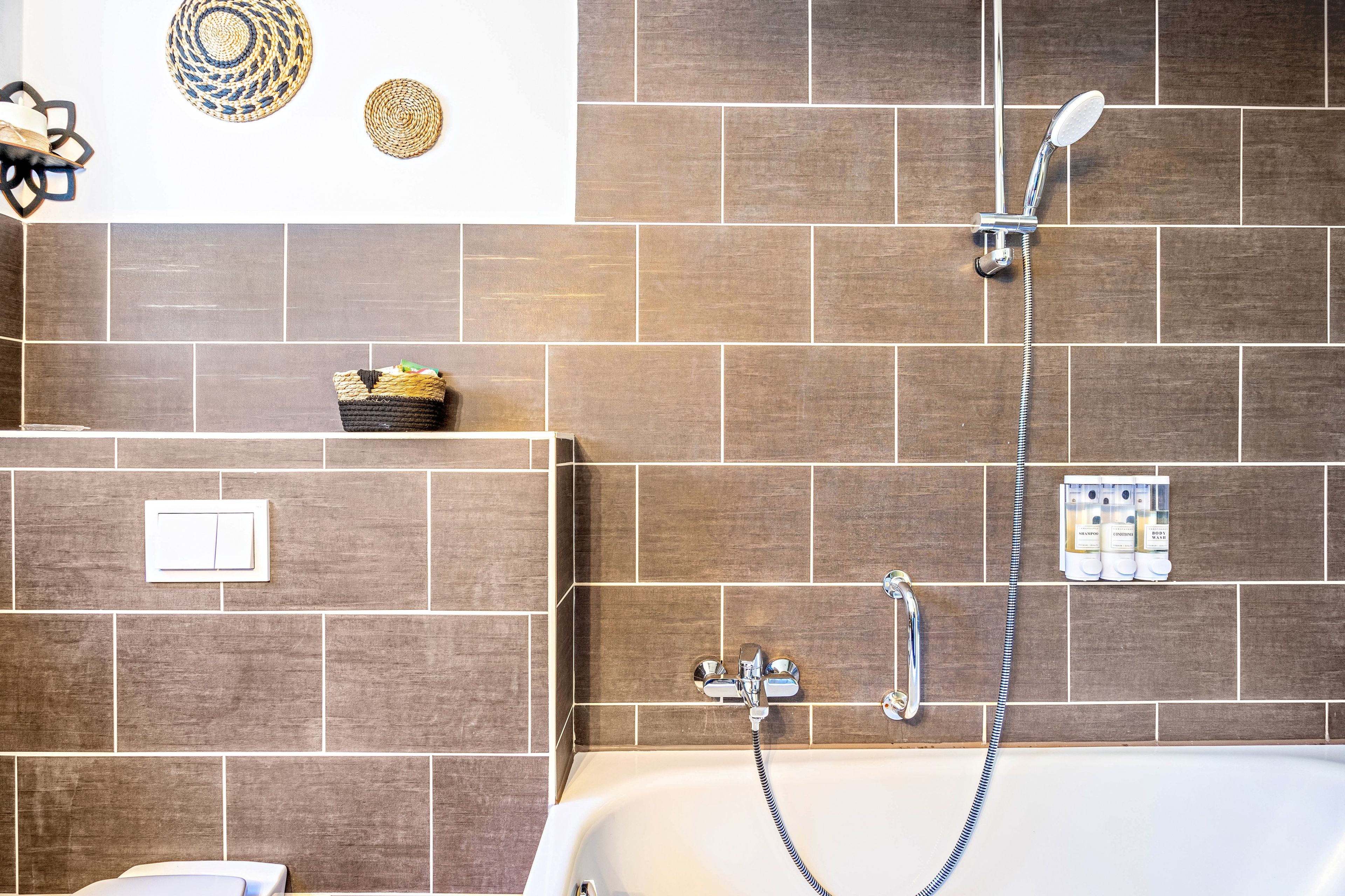 Ein Badezimmer mit Badewanne, Dusche und Handtuchhalter.