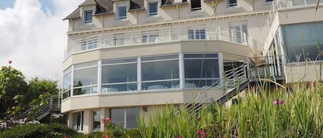A multi-story building with a balcony and a staircase.