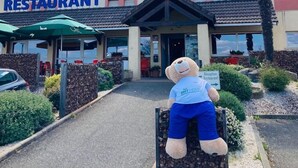 Un hotel con restaurante llamado 'BRIT HOTEL' y una estatua de oso en su fachada.