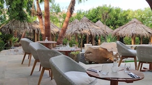 Outdoor dining - Le Mas Provencal (Gassin)