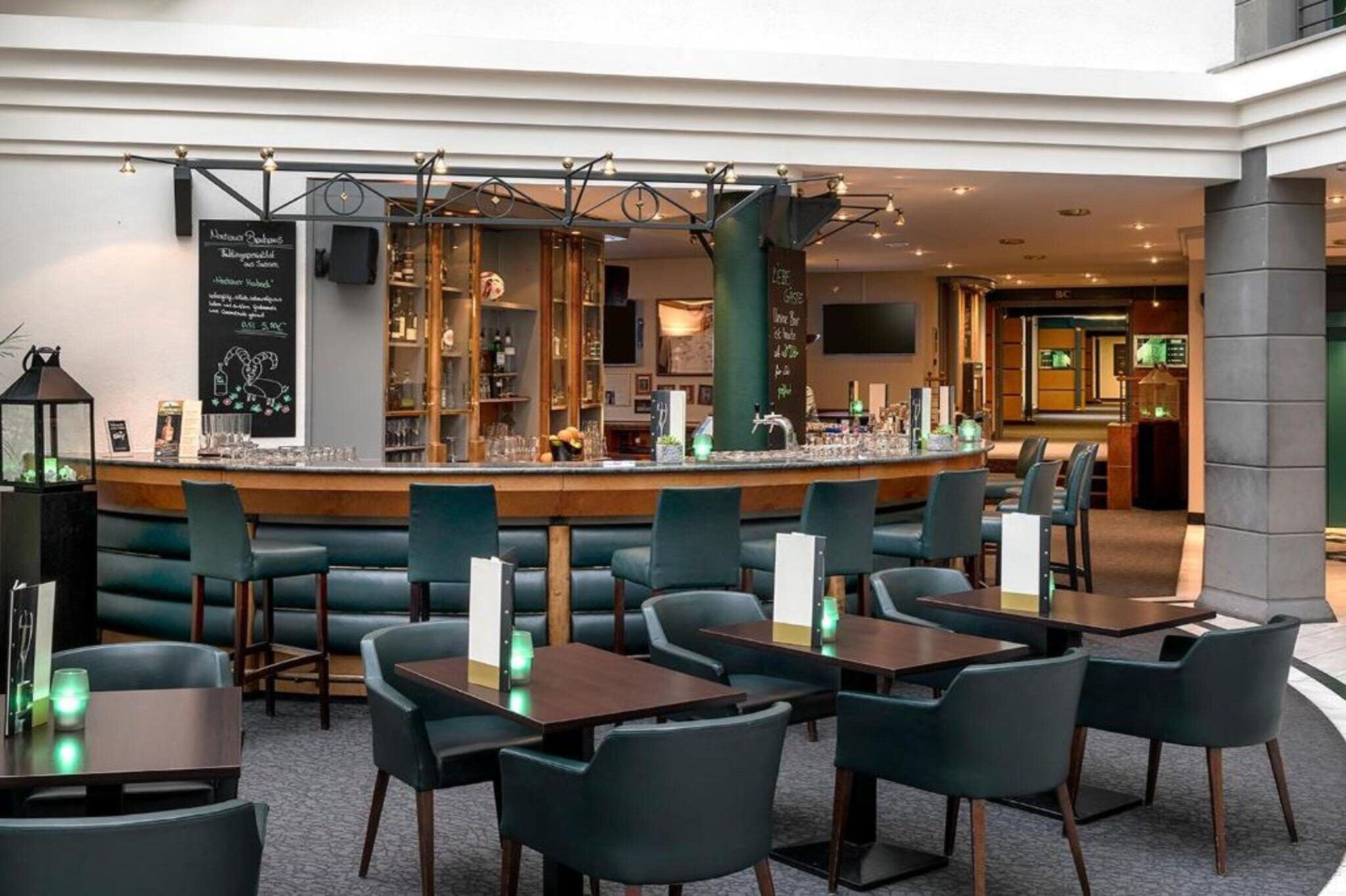 Un espace bar avec un comptoir, des sièges et un tableau affichant le menu.