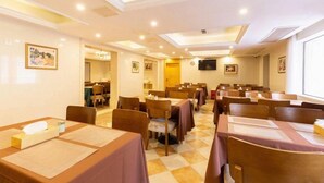 A conference room with tables and chairs, a television screen, and framed pictures on the walls. - Vienna International Hotel Shanghai Jiaotong Unive (Shanghai)