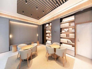 Un intérieur moderne avec un espace salon central, des étagères et une porte fermée.