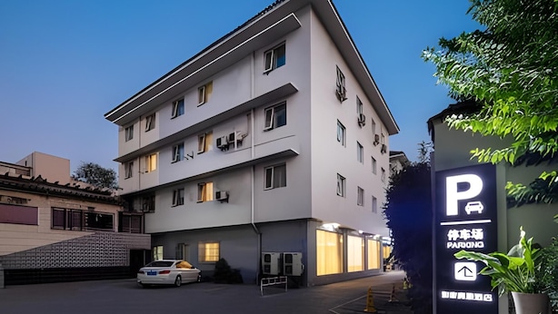 Ein mehrstöckiges Gebäude mit einem Parkschild, das einen Parkplatz kennzeichnet.
