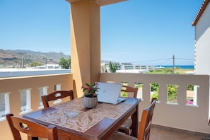 Outdoor dining - Villa Gereoudis (Platanias)