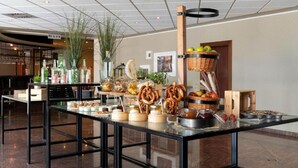 A buffet setup with various food items and beverages. - Hotel Nürnberg- Superior Plus Room (Nuremberg)