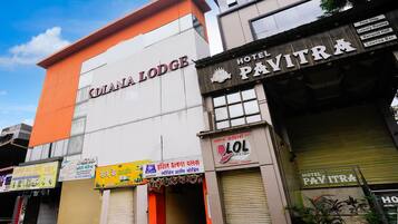 A hotel named 'DIANA LODGE' with signs for 'HOTEL PAVITRA' and 'LOL Family Lounge' visible.