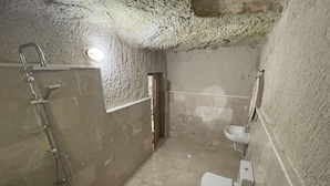 A bathroom with a shower, toilet, and sink. - Dede Hostel Pansiyon (Ürgüp)