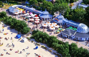 An aerial view of a beachside resort with multiple umbrellas, a casino, and a bar. - 2 bedroom lovely home in Przewloka (Przewloka)