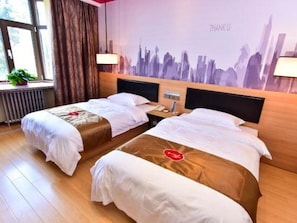 Habitación de hotel con dos camas, un mural con vista a la ciudad, una ventana con cortinas y un radiador.