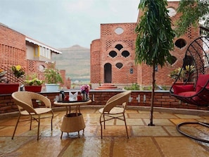 Outdoor dining - Saj By The Lake - Malshej Ghat Hotel (Murbad)