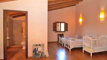 Villa | 3 bedrooms, iron/ironing board, individually furnished