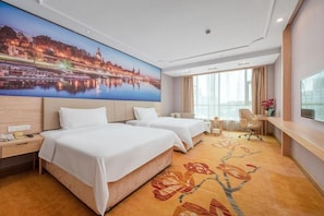 Une chambre d’hôtel avec deux lits, un bureau, une chaise, une télévision et une grande fenêtre.