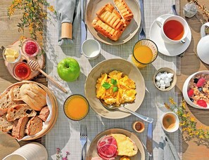 Un desayuno con diversas opciones de comida y bebidas sobre una mesa.