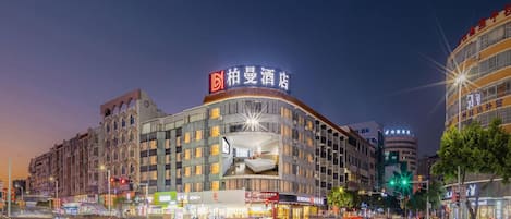 Ein Hotel mit auffälliger Beschilderung, mehreren Etagen und modernem Design.
