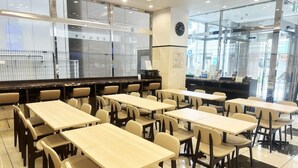 A spacious indoor area with multiple tables and chairs arranged for dining. - Toyoko Inn Shinjuku-gyoemmae-eki 3-ban Deguchi (Tokyo)