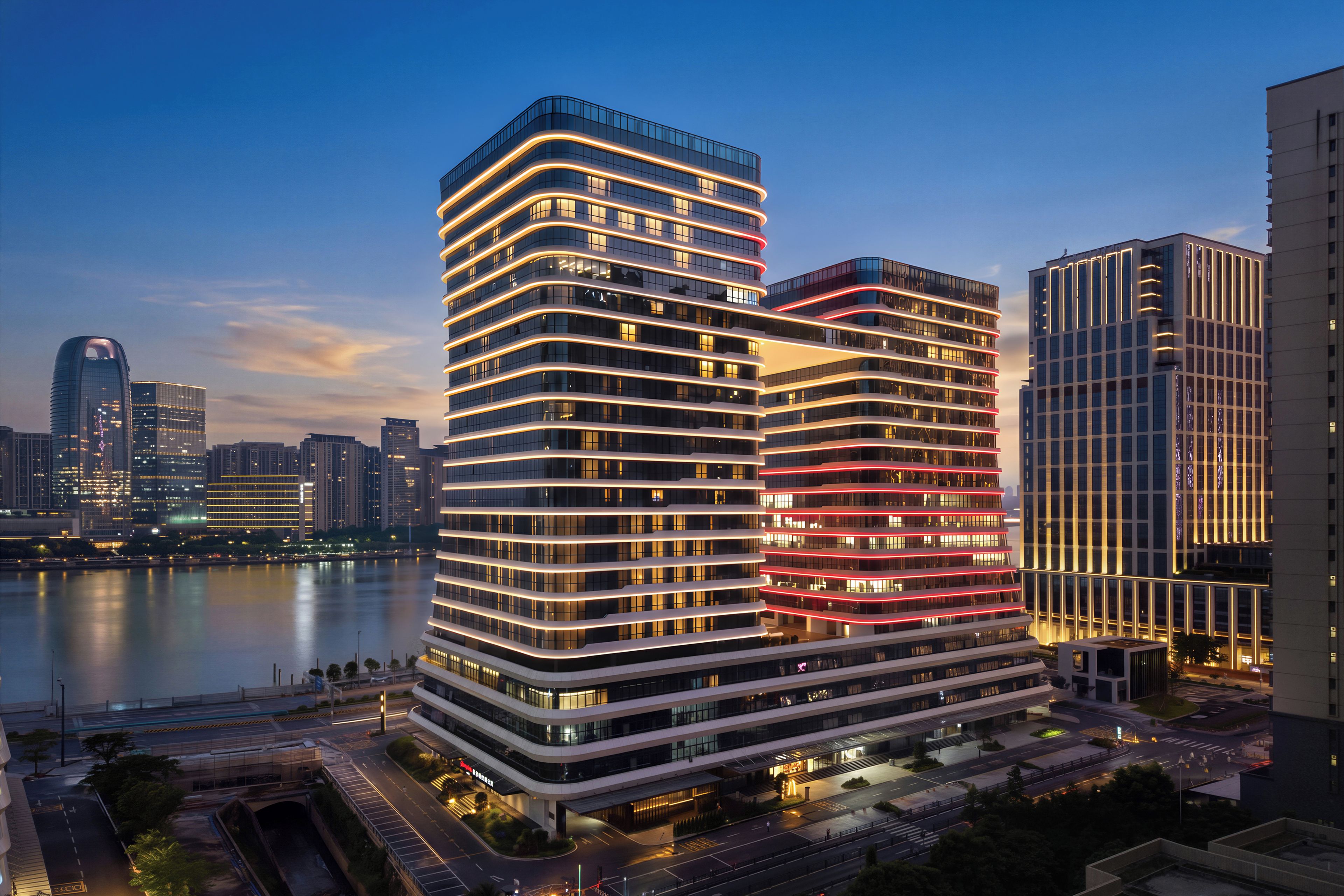 Un hôtel de grande hauteur, avec de nombreux étages, une vue sur le front de mer et une architecture moderne.
