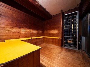 A room with wooden walls and a yellow cushioned bench. - Beppu Onsen Choubounoyado Shiori (Beppu)