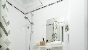 A modern bathroom with a shower, sink, and toilet. - RentPlanet - Apartament Górczewska (Warszawa)