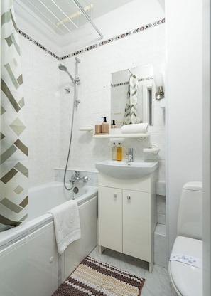 Un baño moderno con ducha, lavabo e inodoro.
