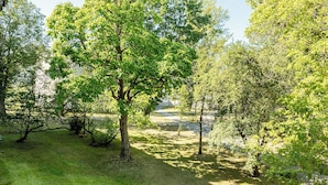 A grassy area with trees and a clear sky. - RentPlanet - Apartament Górczewska (Warszawa)