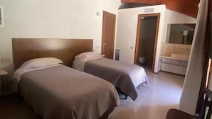 A room with two beds, a wooden ceiling, a chair, and a door leading to another room. - Agriturismo Cavendo Tutus (Roma)