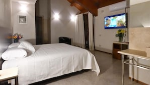 A hotel room with a bed, a desk, a television, and a bathroom. - Agriturismo Cavendo Tutus (Roma)