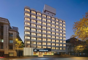 A multi-story hotel with a modern design, featuring a prominent entrance with signage. - Homeinn Plus (Chengdu)