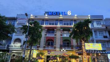 Un edificio de varios pisos con un llamativo letrero de 'Motel 6'.