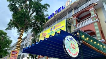 A building with a sign for 'Motel 6' and a 'Coffee A2' sign.