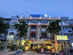 A multi-story building with a prominent 'Motel 6' sign. - imotel6 can tho (Cai Rang)