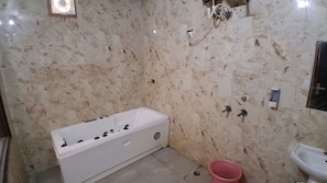 Ein Badezimmer mit einer Badewanne, einem Waschbecken und einer Dusche.