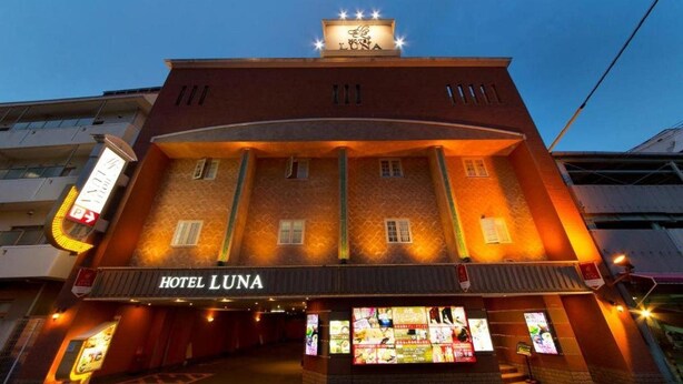 A building with a sign reading 'HOTEL LUNA' and a display of various food items. - Hotel Luna Modern Sakuranomiya (Osaka)