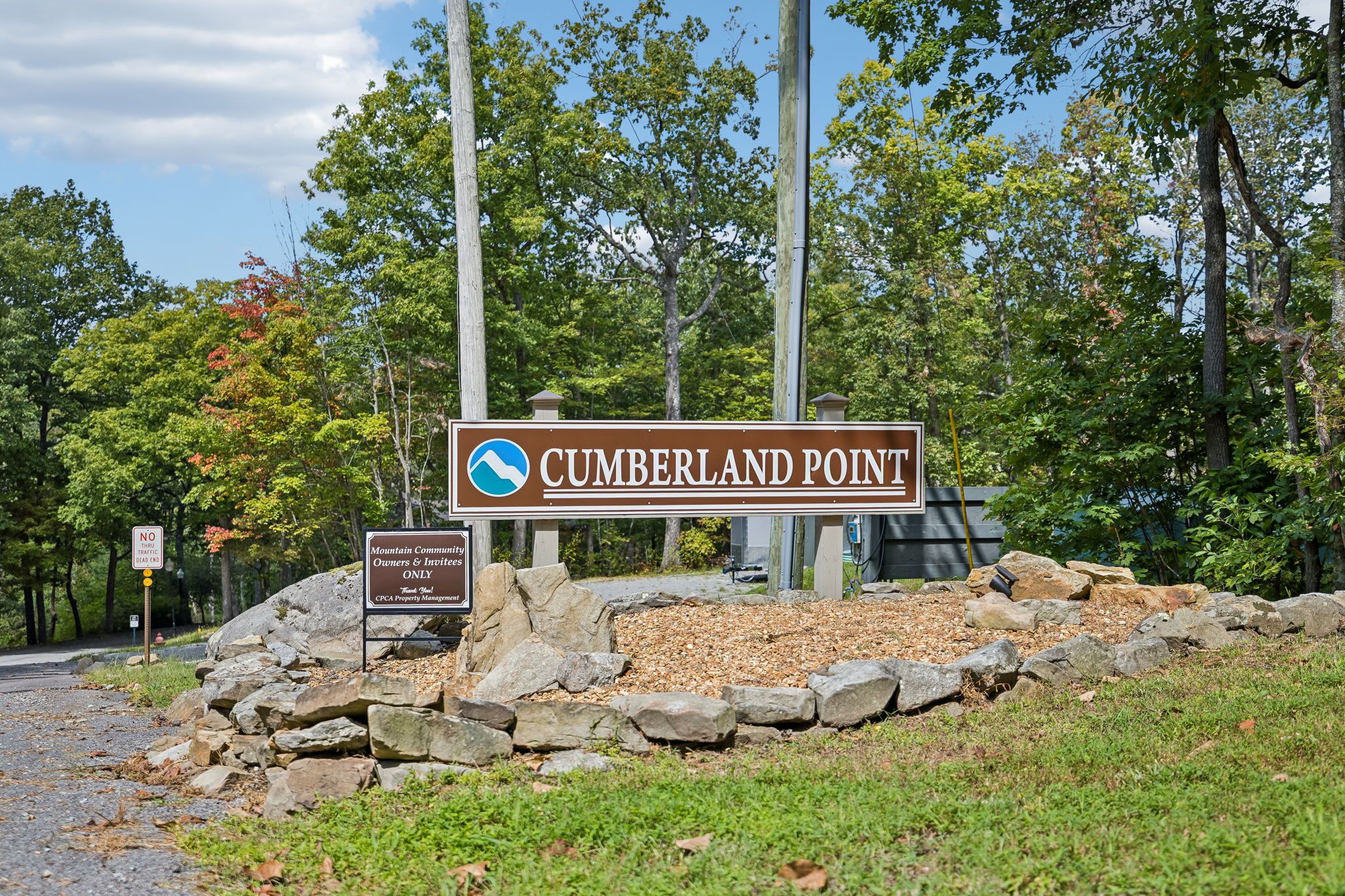 Een bord voor Cumberland Point met een bord dat aangeeft dat er geen verkeer toegestaan is, doodlopend, en een bord voor eigenaren en genodigden.