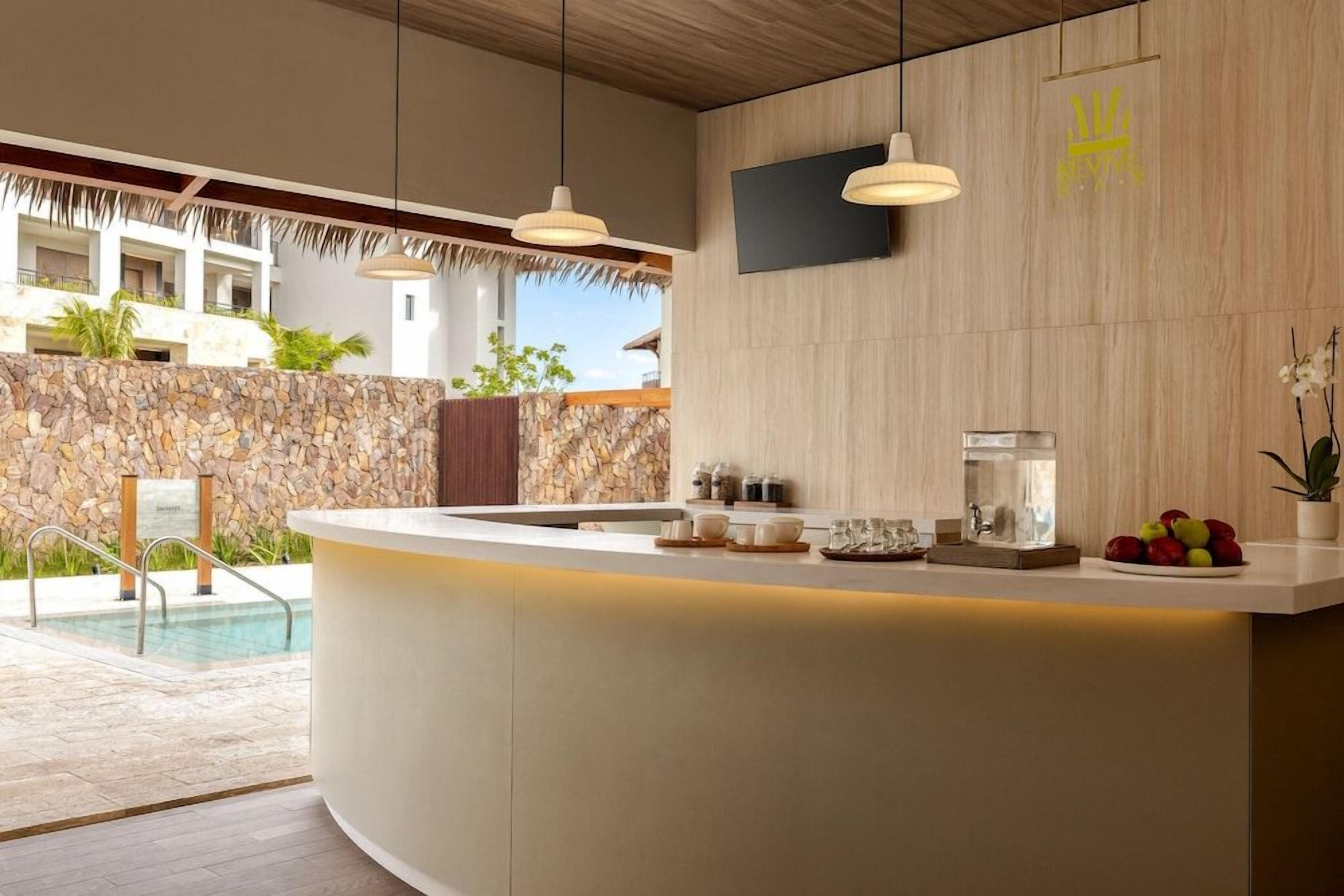 Una cocina moderna con una pared de piedra, piscina y un mostrador de recepción.