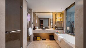 Ein modernes Badezimmer mit einem großen Spiegel, einer Badewanne und einer Duschkabine.
