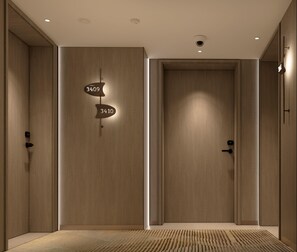 Un pasillo con dos puertas de madera, cada una con un número.