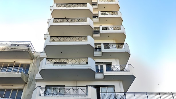 A multi-story building with balconies and a clear sky. - Celine: Apartments in the Center (Thessaloniki)