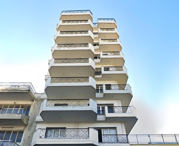 A multi-story building with balconies and a clear sky. - Celine: Apartments in the Center (Thessaloniki)