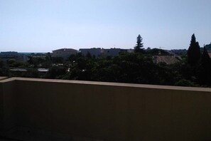 A residential area with buildings and trees. - Holiday apartment with 1 bedroom (Antibes)
