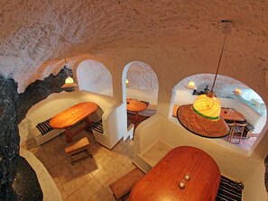 An interior with arched ceilings and wooden furniture. - Casa Sibylle EG (Candelaria)