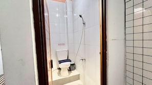 Bathroom - Penginapan Guntary Penggilingan (Jakarta)