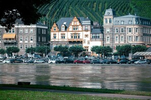 Eine Reihe historischer Gebäude mit einem Parkplatz davor.